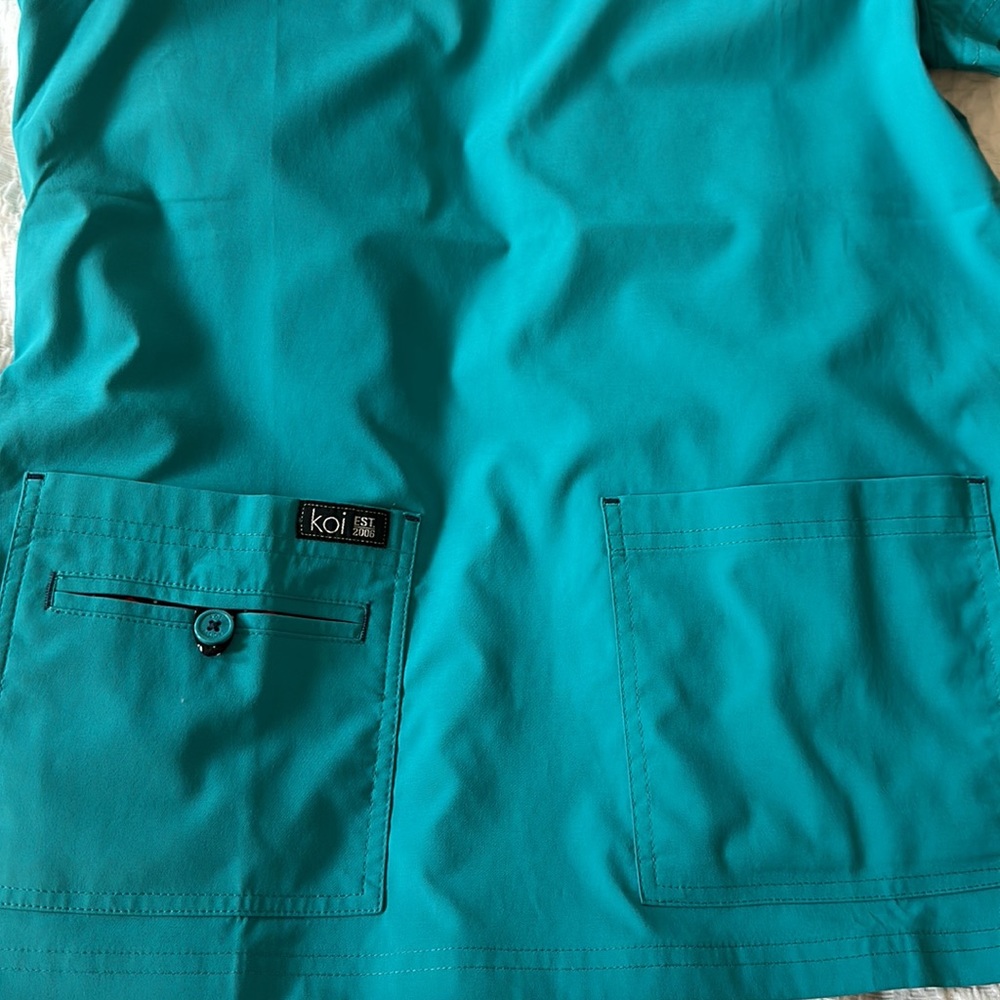 Koi Basics size small woman, scrub top - Picture 4 of 4